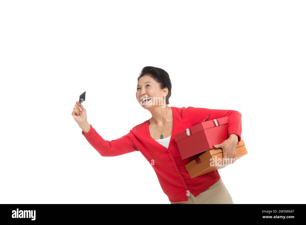 Schuppen auf Frauen mittleren Alters und ältere Frauen nehmen Geschenkbox und Bankkarte Stockfoto