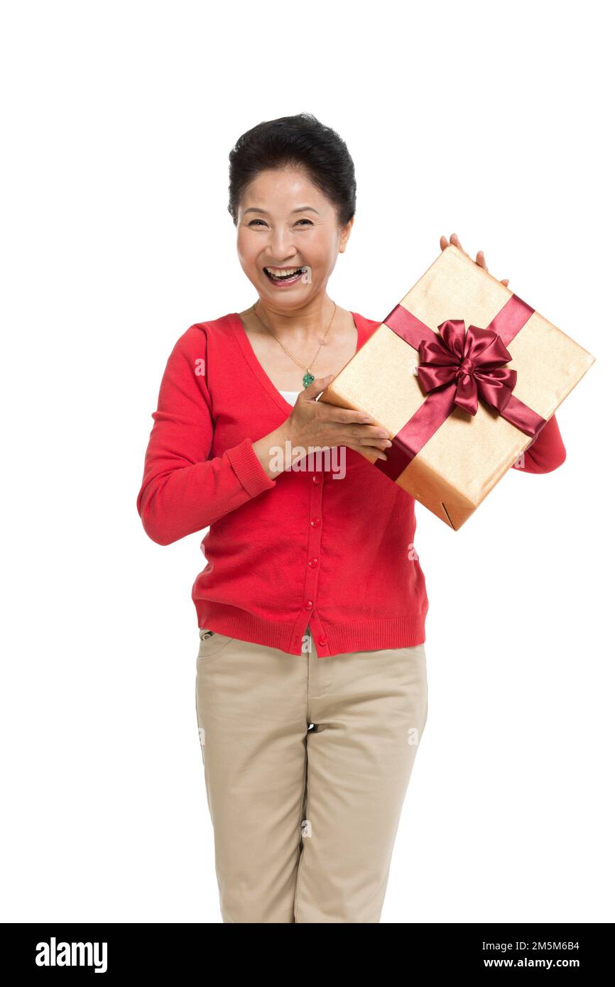 Zelt bis zu Frauen mittleren Alters und alten Frauen, die die Geschenkbox halten Stockfoto