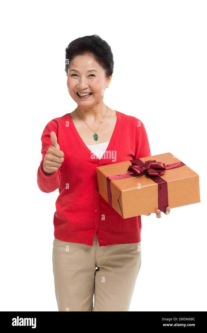 Zelt bis zu Frauen mittleren Alters und alten Frauen, die die Geschenkbox halten Stockfoto