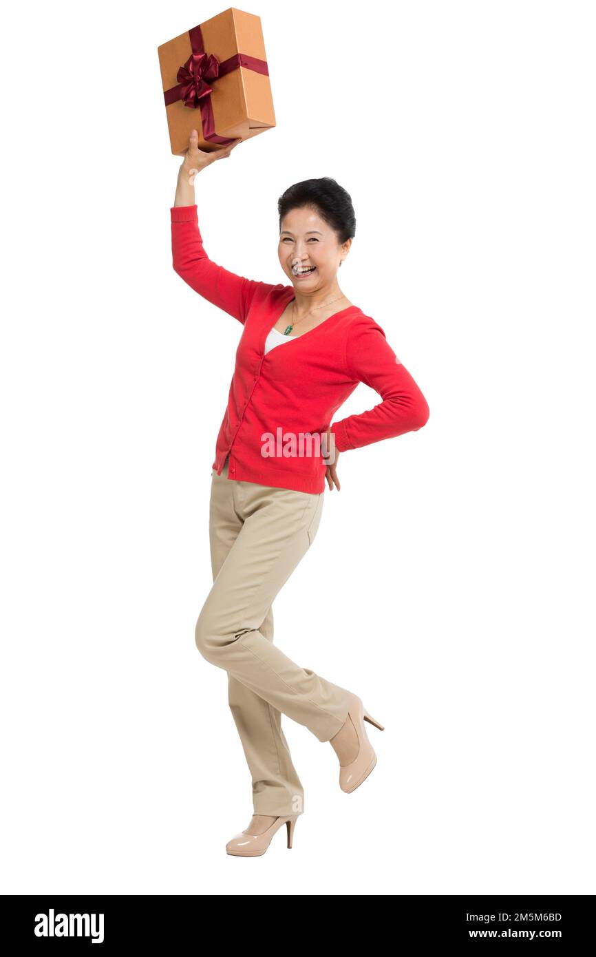 Zelt bis zu Frauen mittleren Alters und alten Frauen, die die Geschenkbox halten Stockfoto