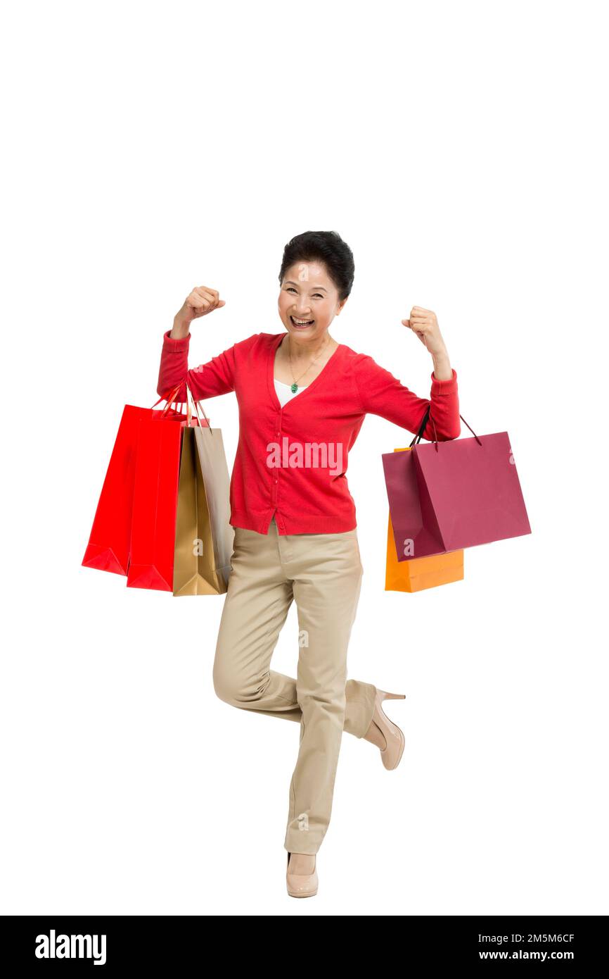 Zelt bis zu Frauen mittleren Alters und alten Frauen, die Einkaufstaschen tragen Stockfoto