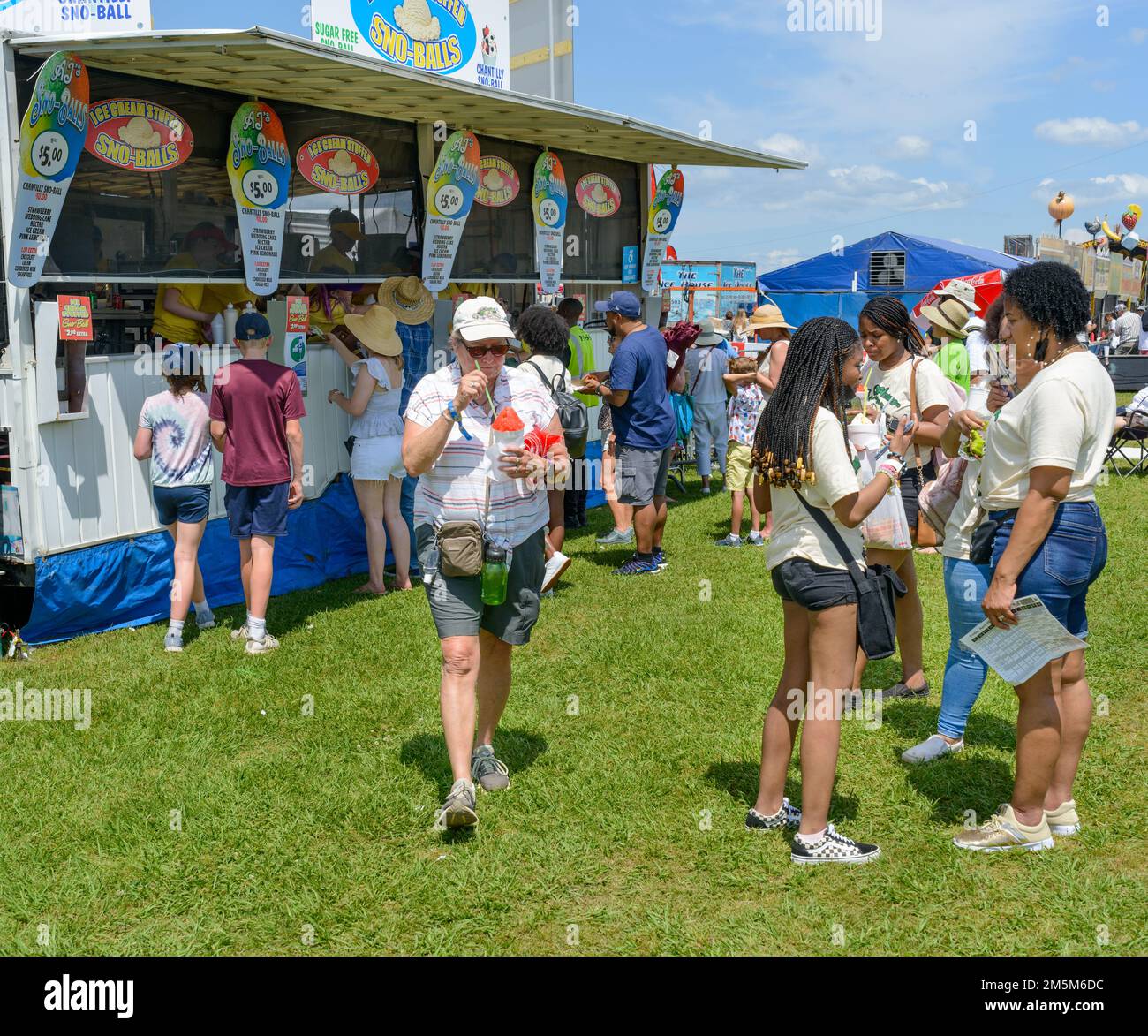 NEW ORLEANS, LA, USA - 29. APRIL 2022: AJ's Sno-Ball Stand beim New Orleans Jazz and Heritage Festival Stockfoto