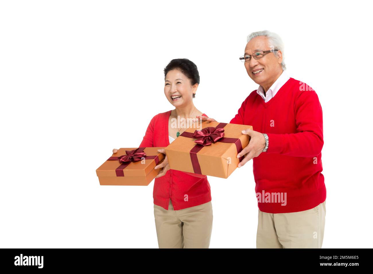 Alte Leute mit der Geschenkbox abstoßen Stockfoto