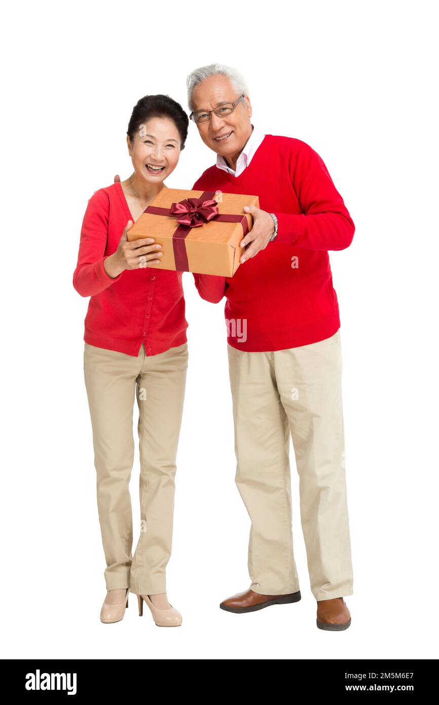 Alte Leute mit der Geschenkbox abstoßen Stockfoto