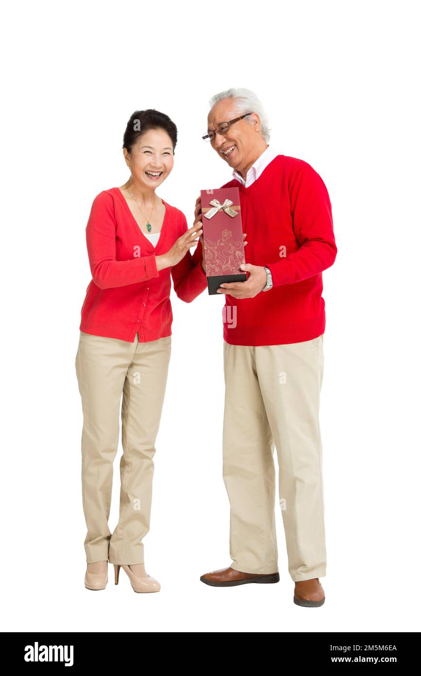 Alte Leute mit der Geschenkbox abstoßen Stockfoto