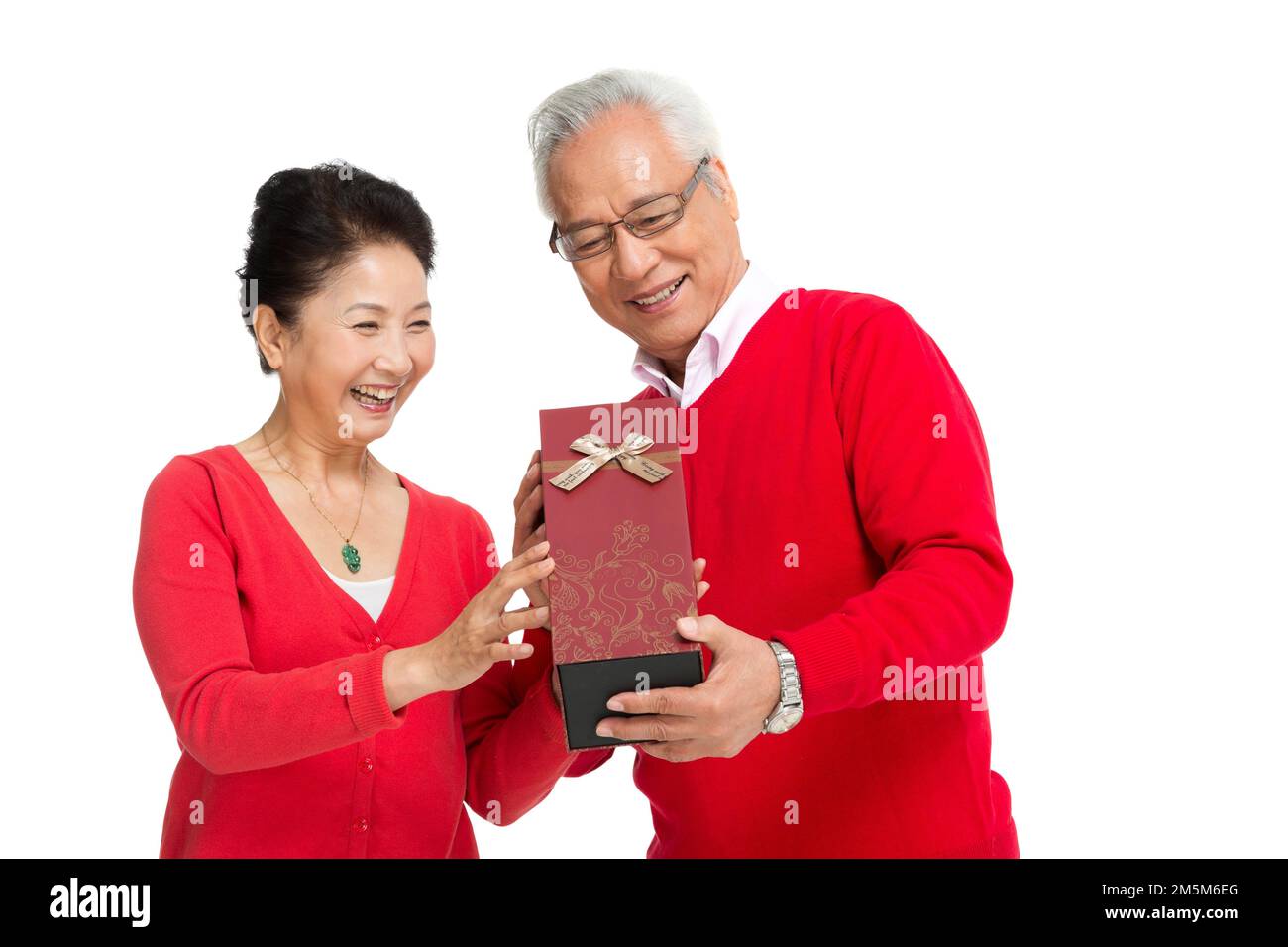 Alte Leute mit der Geschenkbox abstoßen Stockfoto