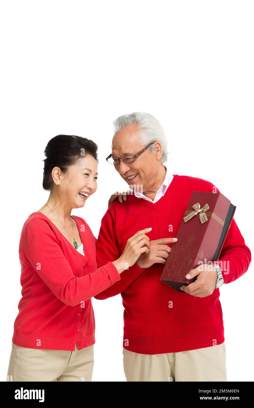 Alte Leute mit der Geschenkbox abstoßen Stockfoto