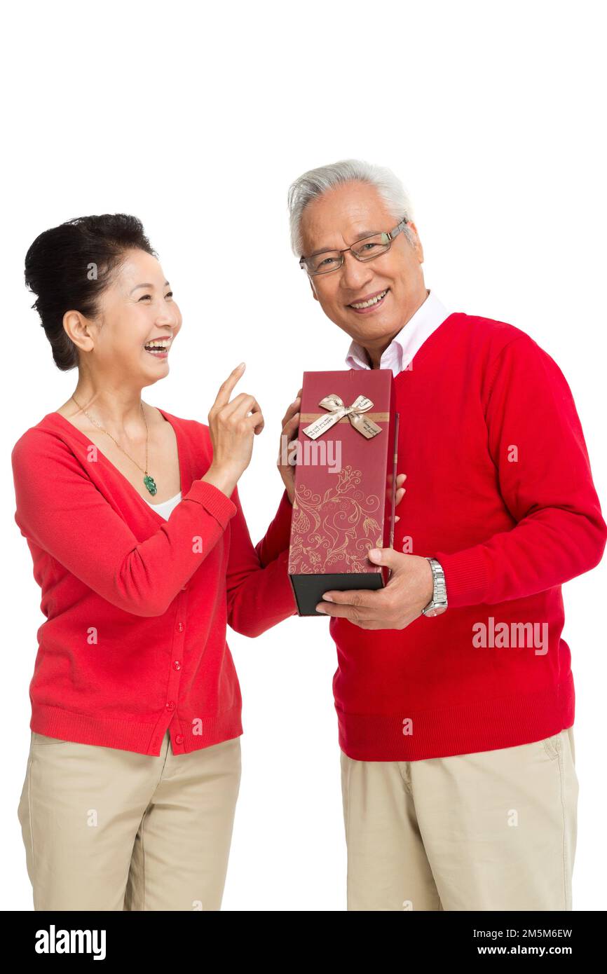 Alte Leute mit der Geschenkbox abstoßen Stockfoto