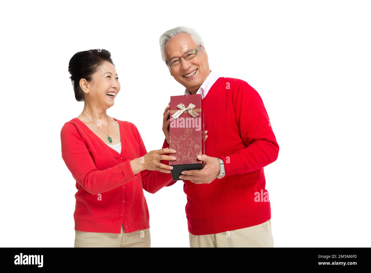 Alte Leute mit der Geschenkbox abstoßen Stockfoto