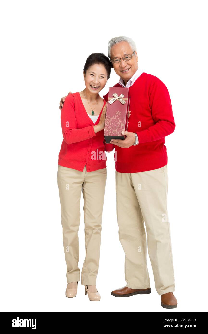 Alte Leute mit der Geschenkbox abstoßen Stockfoto