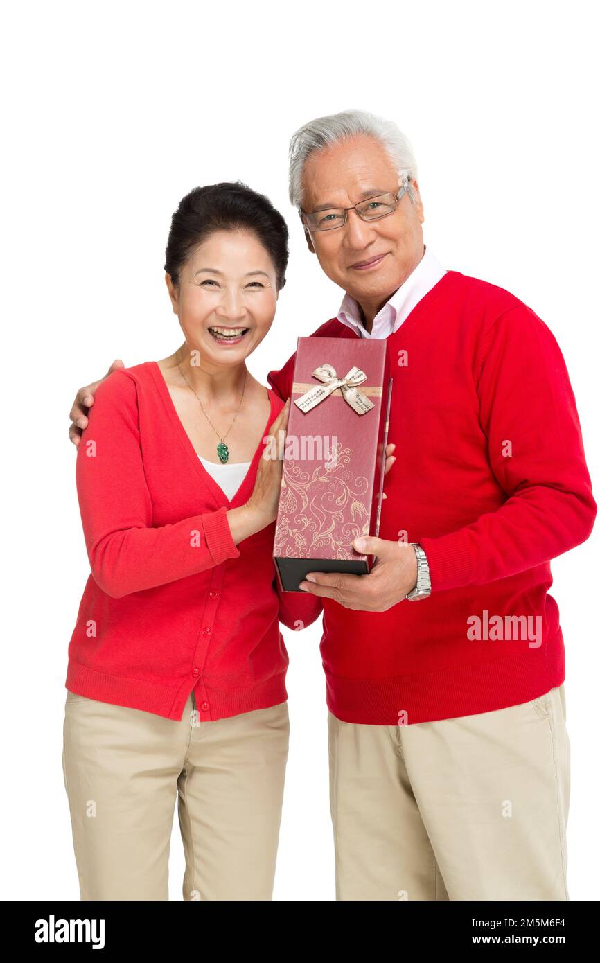 Alte Leute mit der Geschenkbox abstoßen Stockfoto