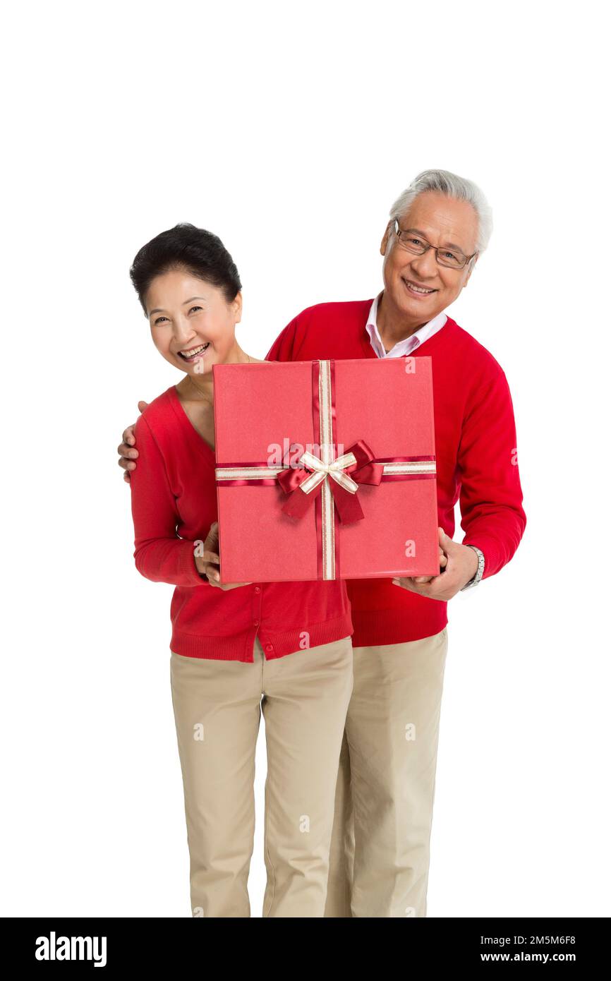 Alte Leute mit der Geschenkbox abstoßen Stockfoto