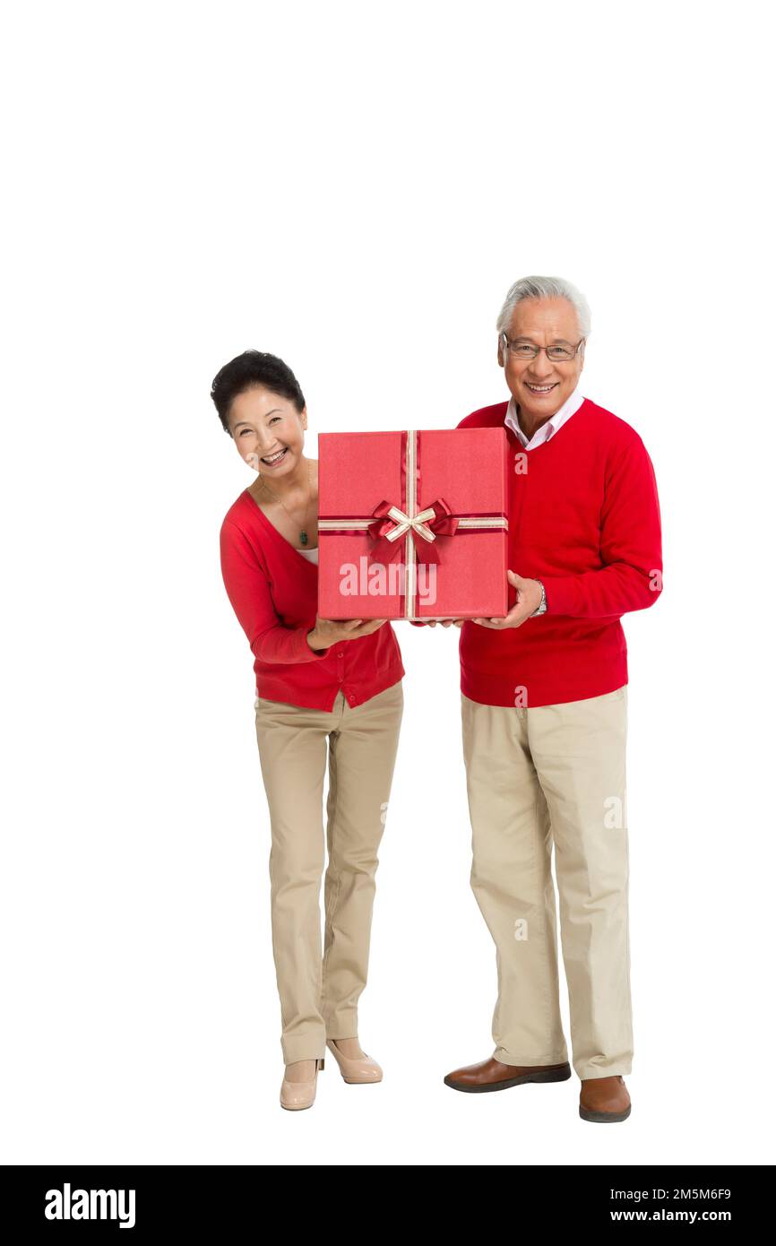 Alte Leute mit der Geschenkbox abstoßen Stockfoto