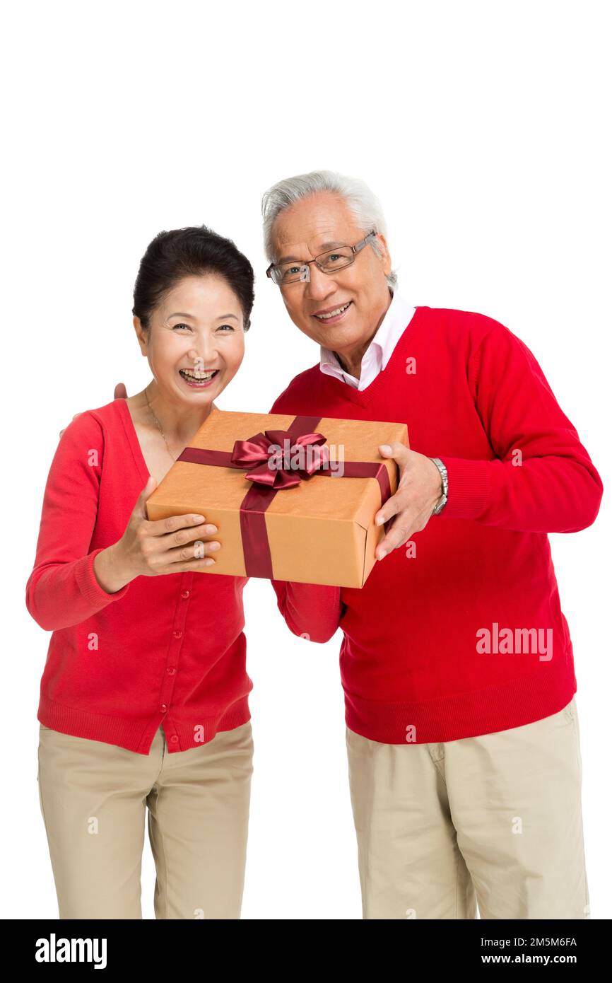 Alte Leute mit der Geschenkbox abstoßen Stockfoto