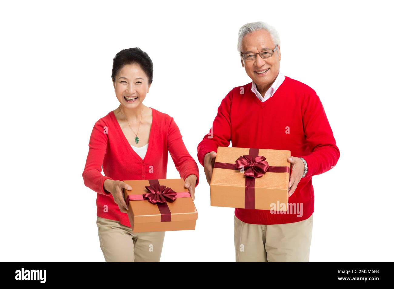 Alte Leute mit der Geschenkbox abstoßen Stockfoto