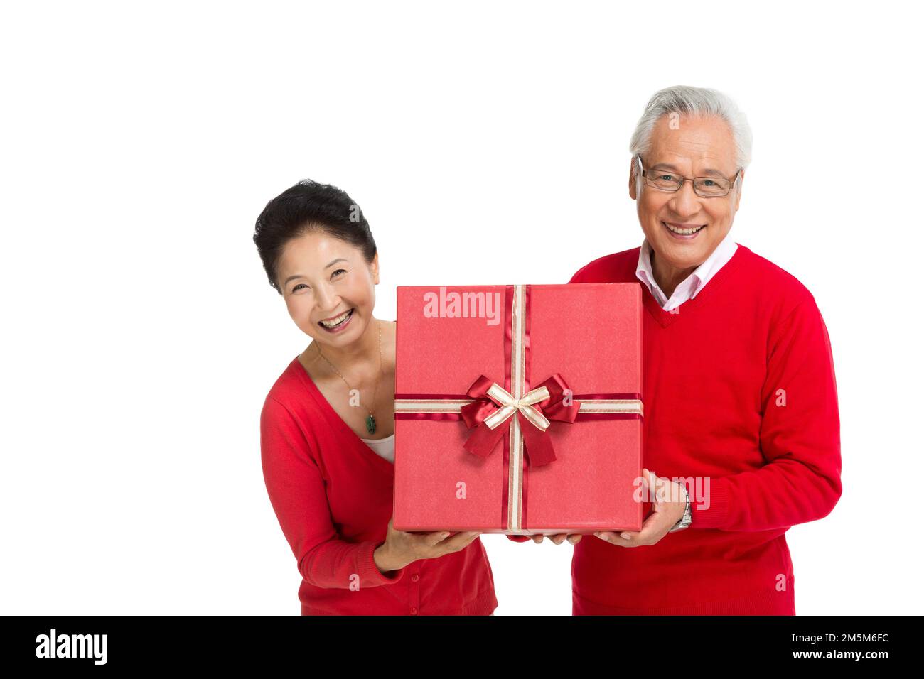 Alte Leute mit der Geschenkbox abstoßen Stockfoto