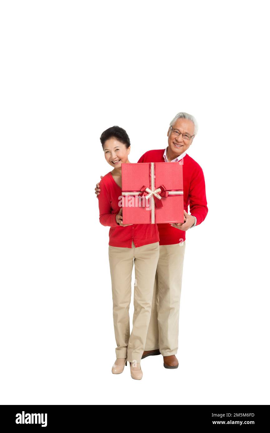 Alte Leute mit der Geschenkbox abstoßen Stockfoto