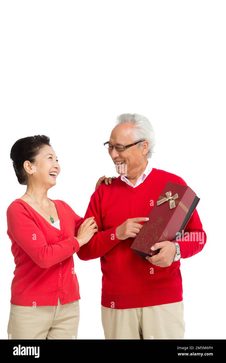 Alte Leute mit der Geschenkbox abstoßen Stockfoto