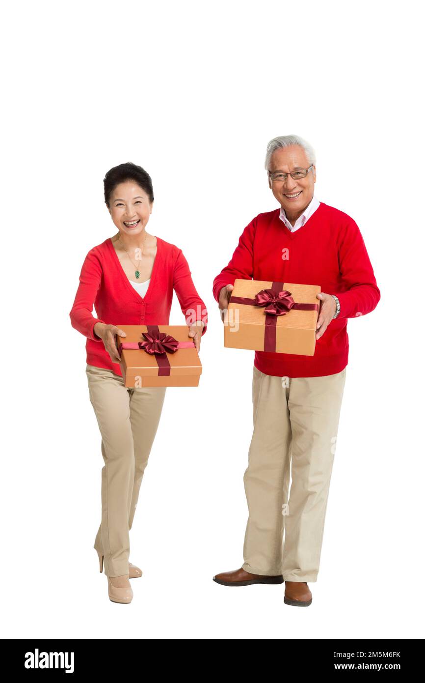 Alte Leute mit der Geschenkbox abstoßen Stockfoto