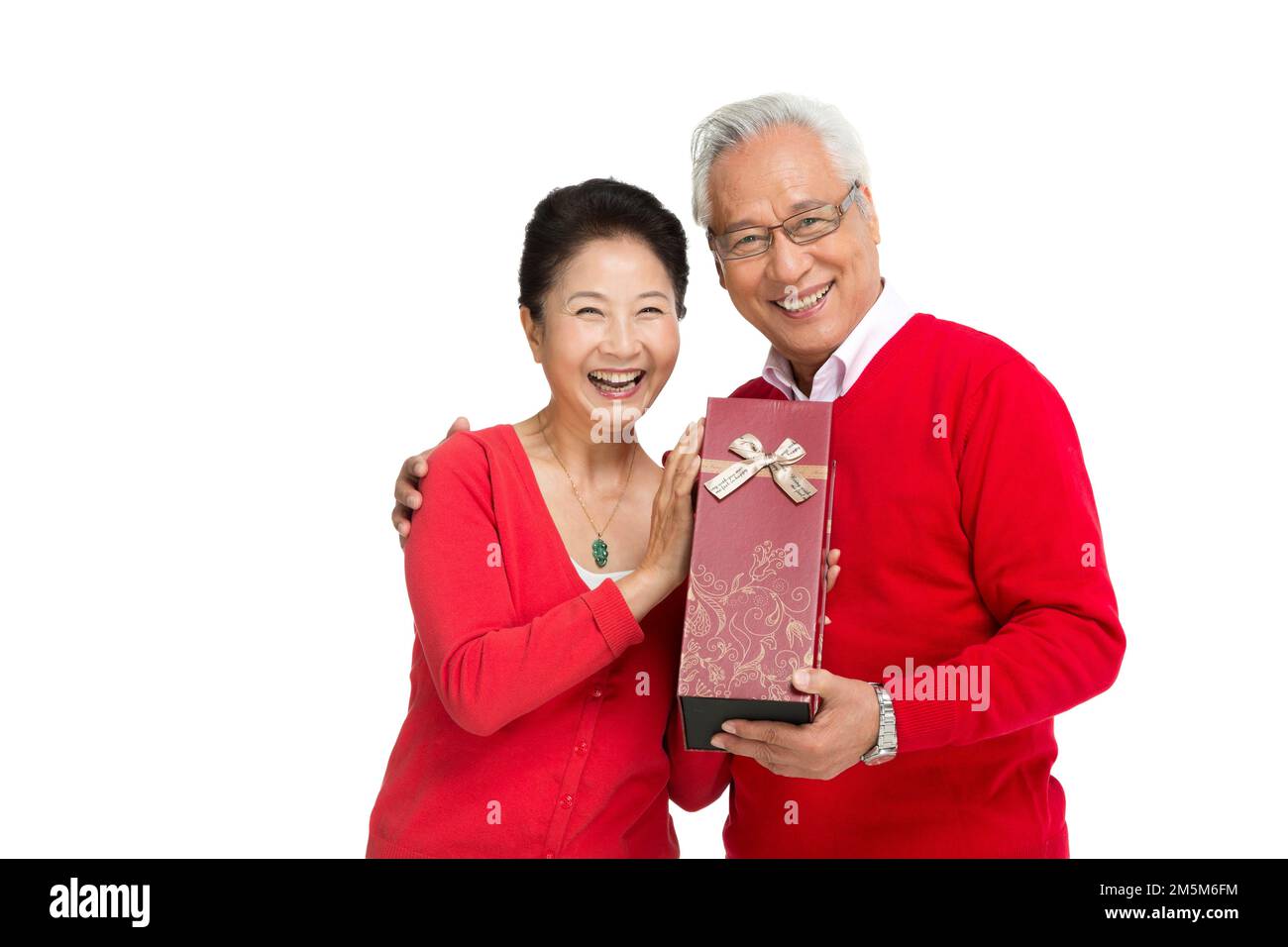 Alte Leute mit der Geschenkbox abstoßen Stockfoto