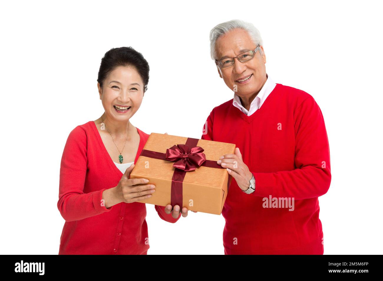 Alte Leute mit der Geschenkbox abstoßen Stockfoto