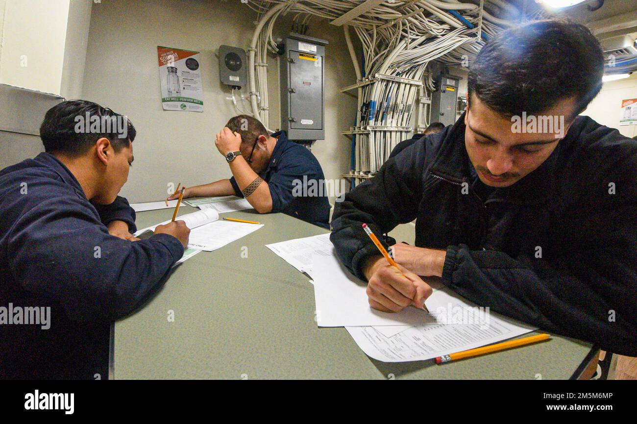 PAZIFIK (25. März 2022) Seeleute, die dem Amphibienschiff USS John P. Murtha (LPD 26) zugewiesen sind, absolvieren die Spring Cycle E-5 Advancement Exam, März 25. John P. Murtha führt gerade Routineeinsätze in der US-7.-Flotte durch. Stockfoto