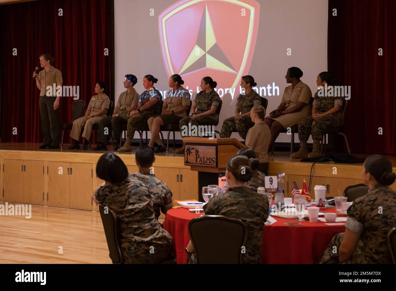 USA Marines und Matrosen der 3D Marine Division nehmen am 24. März 2022 an einer Diskussionsrunde während des Women's History Month Symposium in Camp Hansen, Okinawa, Japan, Teil. Das Symposium förderte die Bereitschaft, indem es die Vielfalt der Gedanken, die Inklusivität und die Gleichheit in der gesamten Truppe förderte und gleichzeitig den Dienst und die Leistungen der Frauen des Marine Corps im Laufe der Geschichte würdigte. Stockfoto