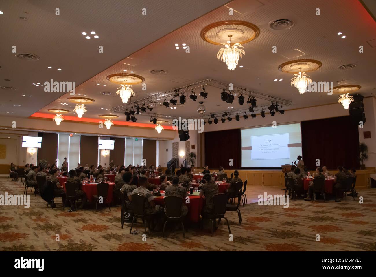 USA Marines und Matrosen der 3D Marine Division, nehmen am 24. März 2022 am Women's History Month Symposium in Camp Hansen, Okinawa, Japan Teil. Das Symposium förderte die Bereitschaft, indem es die Vielfalt der Gedanken, die Inklusivität und die Gleichheit in der gesamten Truppe förderte und gleichzeitig den Dienst und die Leistungen der Frauen des Marine Corps im Laufe der Geschichte würdigte. Stockfoto