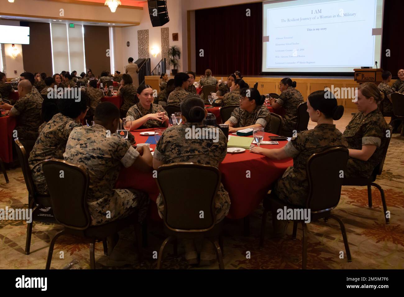 USA Marines und Matrosen der 3D Marine Division nehmen an einer Gruppendiskussion während des Women's History Month Symposium in Camp Hansen, Okinawa, Japan, am 24. März 2022 Teil. Das Symposium förderte die Bereitschaft, indem es die Vielfalt der Gedanken, die Inklusivität und die Gleichheit in der gesamten Truppe förderte und gleichzeitig den Dienst und die Leistungen der Frauen des Marine Corps im Laufe der Geschichte würdigte. Stockfoto