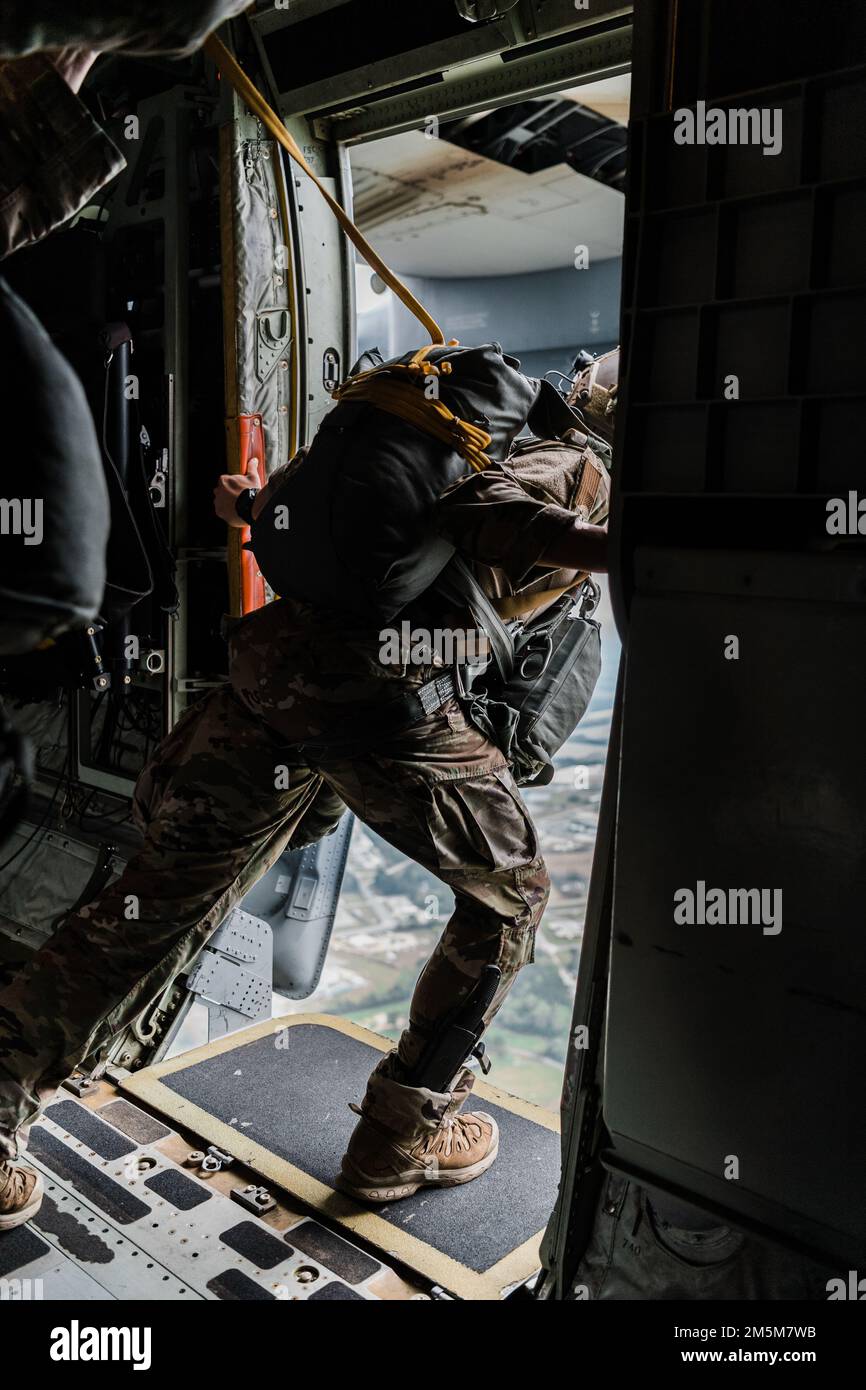 Ein Airman der 820. Base Defense Group führt Flugübungen durch, von einem HC-130J Combat King II, Moody Air Force Base, Georgia, 24. März 2022. Mitglieder des 820. BDG haben ihre Fähigkeiten als Sprungmeister/Fallschirmspringer erweitert, indem sie Türbündel und alternative Türausstiegsverfahren (ADEPT) 2. Stockfoto