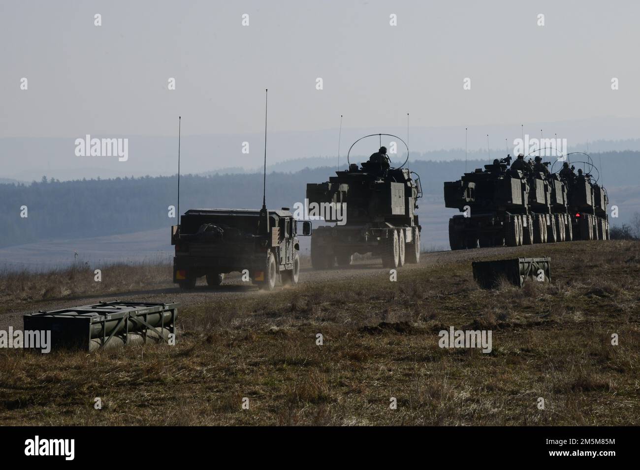 USA Soldaten des 3. Bataillons, 321. Artillerie-Regiment, führen am 24. März 2022 ein Feuergefecht von M142 Raketensystemen der Hochmobilitäts-Artillerie auf dem Ausbildungsgebiet Grafenwoehr des 7. Artillerie-Ausbildungskommandos, Deutschland, durch. Stockfoto
