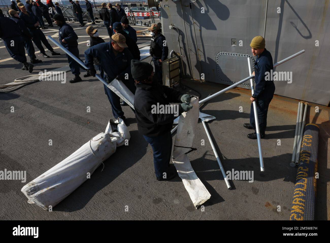 220324-N-HK187-1001 KOPENHAGEN, Dänemark (24. März 2022) – Matrosen, die der Arleigh-Burke-Klasse-Guided-Missile Destroyer USS The Sullivans (DDG 68) zugeteilt wurden, zerlegen das Quartalsdeck vor der Abfahrt von Kopenhagen, Dänemark, 24. März. Die Sullivans werden in das europäische Operationstheater entsandt und nehmen an einer Reihe von maritimen Aktivitäten zur Unterstützung der USA Teil Sechste Flotte und NATO-Alliierten. Stockfoto