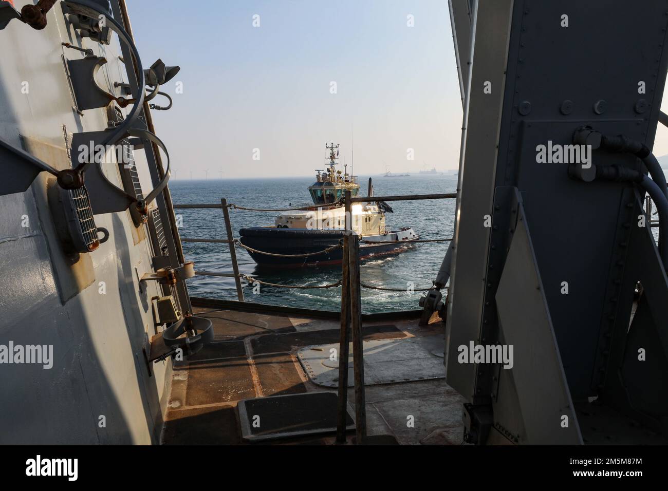 220324-N-HK187-1005 KOPENHAGEN, Dänemark (24. März 2022) – der Arleigh-Burke-Class-Guided-Raketenzerstörer USS The Sullivans (DDG 68) verlässt Kopenhagen, 24. März. Die Sullivans werden in das europäische Operationstheater entsandt und nehmen an einer Reihe von maritimen Aktivitäten zur Unterstützung der USA Teil Sechste Flotte und NATO-Alliierten. Stockfoto