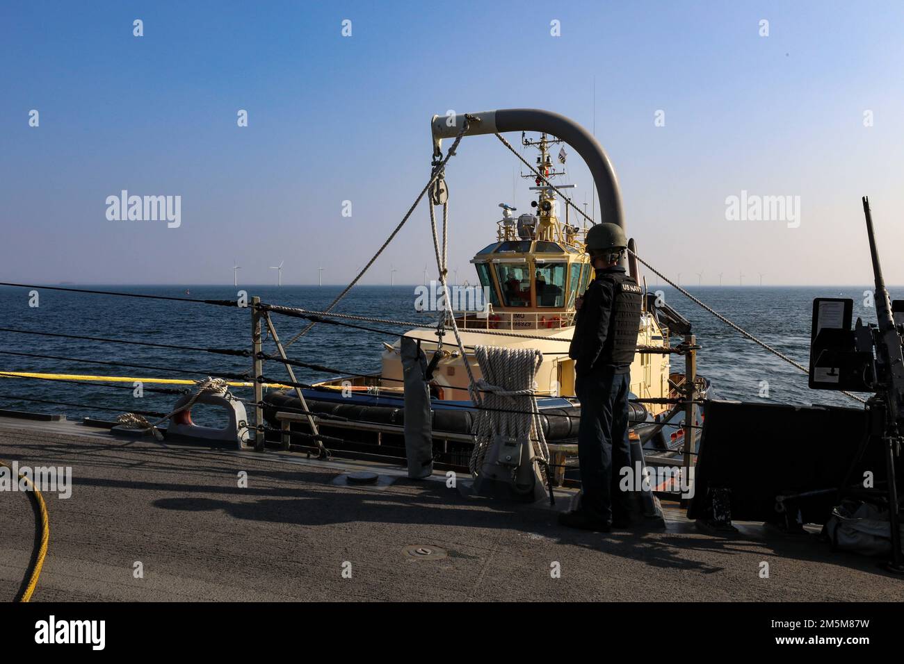 220324-N-HK187-1002 KOPENHAGEN, Dänemark (24. März 2022) – Ein Matrose, der der Arleigh-Burke-Klasse-Guided-Missile Destroyer USS The Sullivans (DDG 68) zugeteilt wurde, steht während einer See- und Ankerentwicklung in Kopenhagen, Dänemark, März 24 Wache. Die Sullivans werden in das europäische Operationstheater entsandt und nehmen an einer Reihe von maritimen Aktivitäten zur Unterstützung der USA Teil Sechste Flotte und NATO-Alliierten. Stockfoto