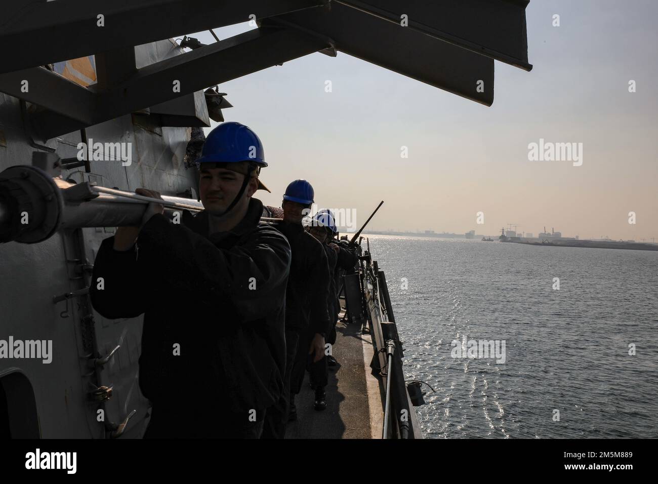 220324-N-HK187-1003 KOPENHAGEN, Dänemark (24. März 2022) – Matrosen, die der Arleigh-Burke-Klasse-Guided-Missile Destroyer USS zugewiesen wurden die Sullivans (DDG 68) transportieren die flagstaff des Schiffs, während sie Kopenhagen verlassen, Dänemark, März 24. Die Sullivans werden in das europäische Operationstheater entsandt und nehmen an einer Reihe von maritimen Aktivitäten zur Unterstützung der USA Teil Sechste Flotte und NATO-Alliierten. Stockfoto