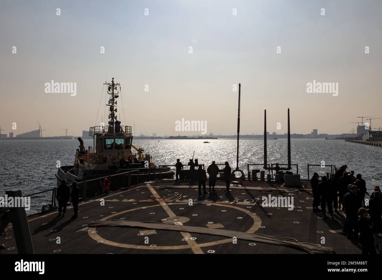 220324-N-HK187-1003 KOPENHAGEN, Dänemark (24. März 2022) – Matrosen, die der Arleigh-Burke-Klasse-Guided-Missile Destroyer USS The Sullivans (DDG 68) zugeteilt wurden, bereiten sich auf den Abflug von Kopenhagen vor, Dänemark, März 24. Die Sullivans werden in das europäische Operationstheater entsandt und nehmen an einer Reihe von maritimen Aktivitäten zur Unterstützung der USA Teil Sechste Flotte und NATO-Alliierten. Stockfoto