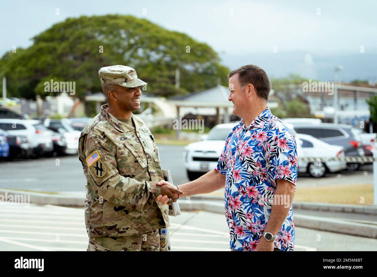 Der Direktor des Center for Excellence in Disaster Management, Joseph Martin, zeichnet den stellvertretenden Befehlshaber der USA aus Army Pacific, Generalmajor Neal. Neal besuchte das Center for Excellence in Disaster Management, um sich den neuen Kurs Humanitarian Assistance Response Training in Conflict anzusehen, der USARPAC-Soldaten am 24. März 2022 angeboten wird. Das Center for Excellence in Disaster Management bietet akademische Forschung, zivilmilitärische Koordinationsschulungen und betriebliche Einblicke, um die Entscheidungsfindung vor, während und nach Krisen zu unterstützen. Stockfoto