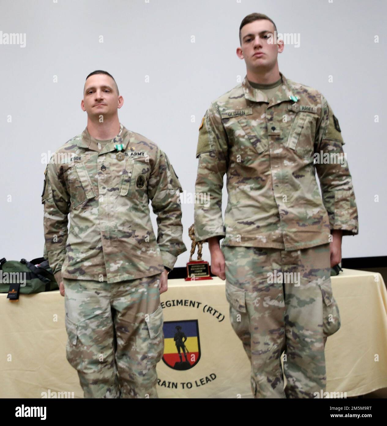 Staff Sgt. Christopher Cook und SPC. Brandon R. Glissen, stehen nach der Preisverleihung für den Mississippi National Guard Best Warrior Competition 2022 im Camp Shelby Joint Forces Training Center, Mississippi, 24. März 2022. Cook und Glissen werden die MSNG im BWC 2022 der Region III in Camp Blanding, Florida, vertreten. Stockfoto