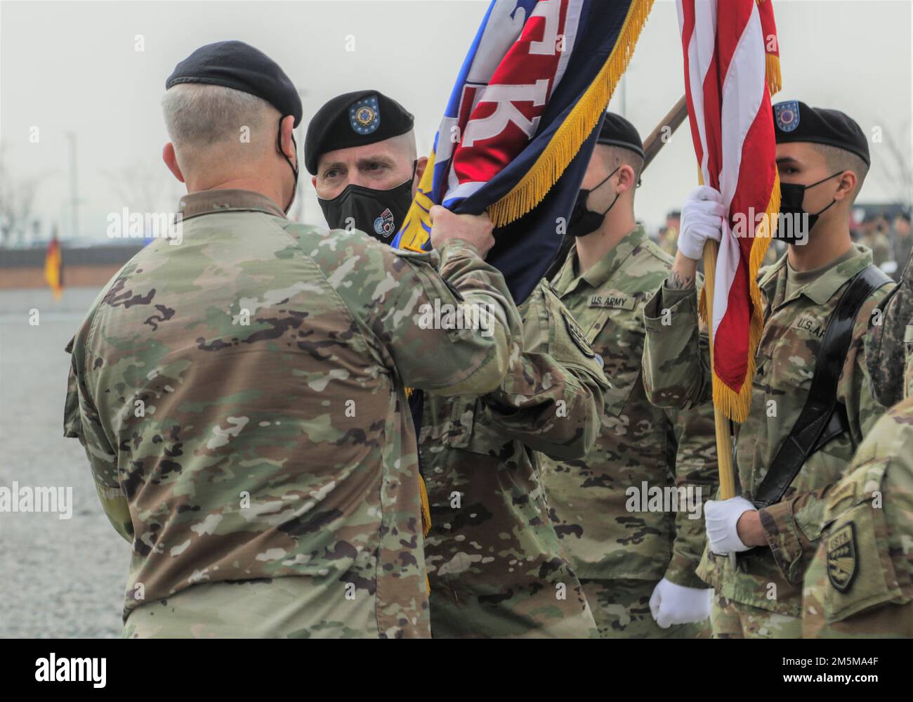 Kommandoleiter Major Jack H. Love, eintreffendes United Forces Command, Combined Forces Command, USA Forces Korea Senior Enlisted Advisor, erhält die USFK-Farben von General Paul J. LaCamera, Befehlshaber von UNC/CFC/USFK, während einer Zeremonie zum Verantwortungswechsel im Camp Humphreys, Republik Korea, 25. März 2022. General LaCamera war Gastgeber des Verantwortungswechsels, bei dem Kommandoleiter Major Love die Verantwortung übernahm als dreiholliger, hochrangiger Berater. Die Zeremonie umfasste auch den Rücktritt des ausscheidenden Kommandosgt. Major Walter A. Tagalicud nach 36 Jahren Dienst in den USA Die Armee. Stockfoto