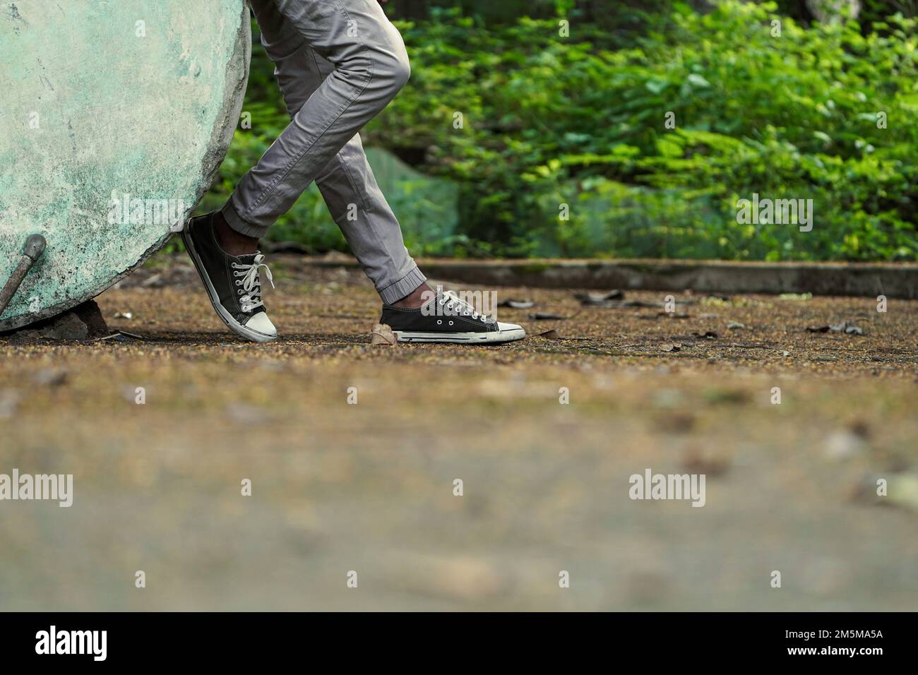 Männerschuhe Leinwand Outdoor, Beinmann trägt schwarz-weiße Sneaker  Leinenschuhe und jeans Hose. Mit Textbereich für stilvolle Street Urban  Fashion.ac Stockfotografie - Alamy