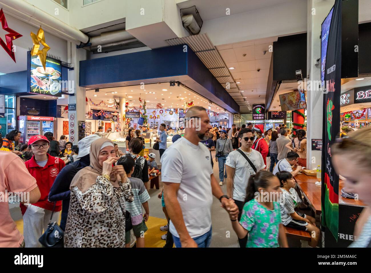 Shoppingtour auf dem Sydney Fish Market, Sydney, New South Wales, Australien, am 28. Dezember 2022 Stockfoto