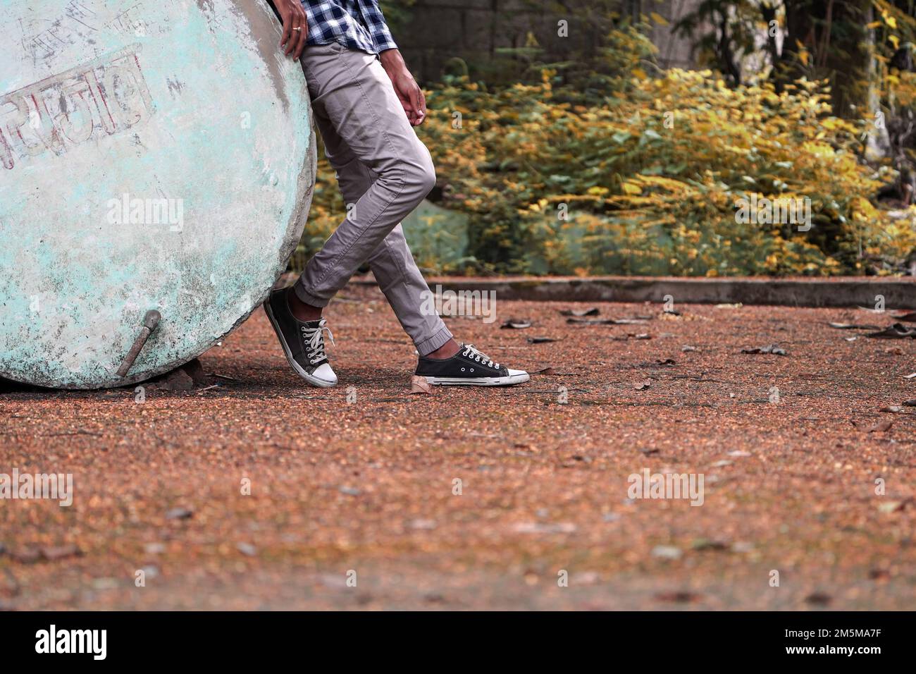 Männerschuhe Leinwand Outdoor, Beinmann trägt schwarz-weiße Sneaker Leinenschuhe und jeans Hose. Mit Textbereich für stilvolle Street Urban Fashion.ac Stockfoto