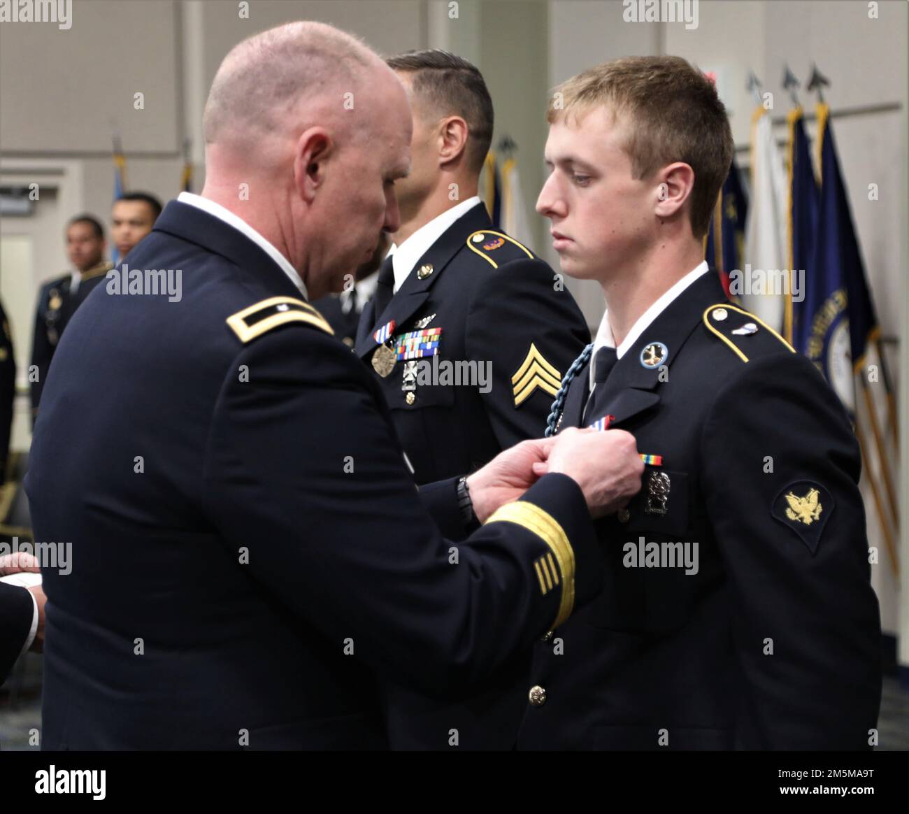 USA Armeebrig. General Dwayne Wilson, kommandierender General der Georgia Army National Guard, überreicht die Georgia Commendation Medal an SPC. Keenan Baxter, ein Mörtel-Infanterie-Infanterie-Mann bei der Winder-based Headquarters and Headquarters Company, 1. Bataillon, 121. Infanterie-Regiment, 48. Infanterie-Brigade-Kampfteam, Georgia Army National Guard, 25. März 2022, Im Clay National Guard Center in Marietta, Georgia. Baxter erhielt die Auszeichnung für den Titel „2022 Georgia Army National Guard State Best Warrior Competition“. Stockfoto