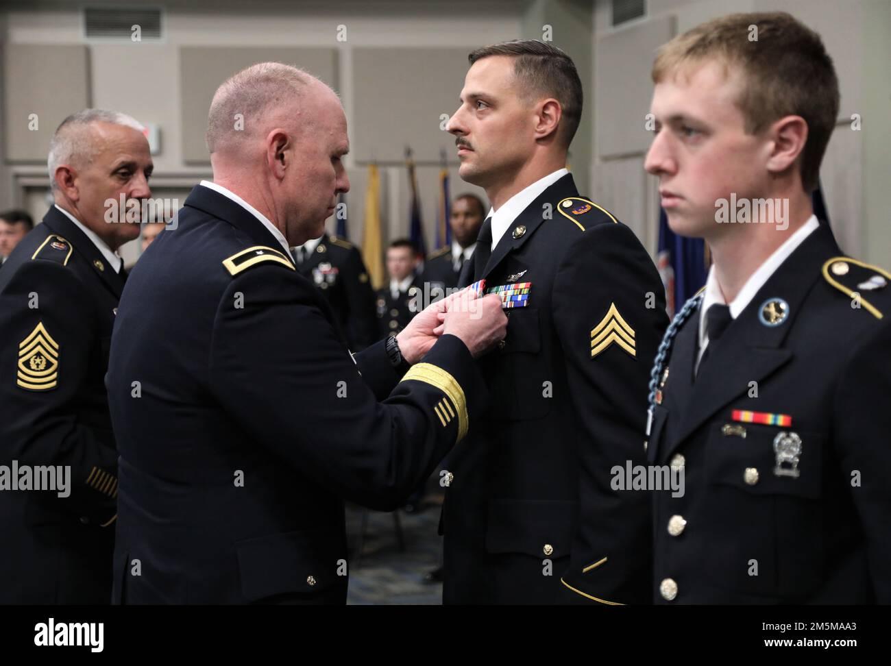 USA Armeebrig. General Dwayne Wilson, kommandierender General der Georgia Army National Guard, überreicht die Georgia Commendation Medal Sergeant Matthew Fiore, einem Black Hawk Helikopter-Reparaturbetrieb bei der Alpha Company mit Sitz in Marietta, 1. Bataillon, 171. Luftregiment, 78. Truppenkommando der Georgia Army National Guard, 25. März 2022, Im Clay National Guard Center in Marietta, Georgia. Fiore erhielt den Preis für den Gewinn des „2022 Georgia Army National Guard State Best Noncommissioned Officer Competition“. Stockfoto