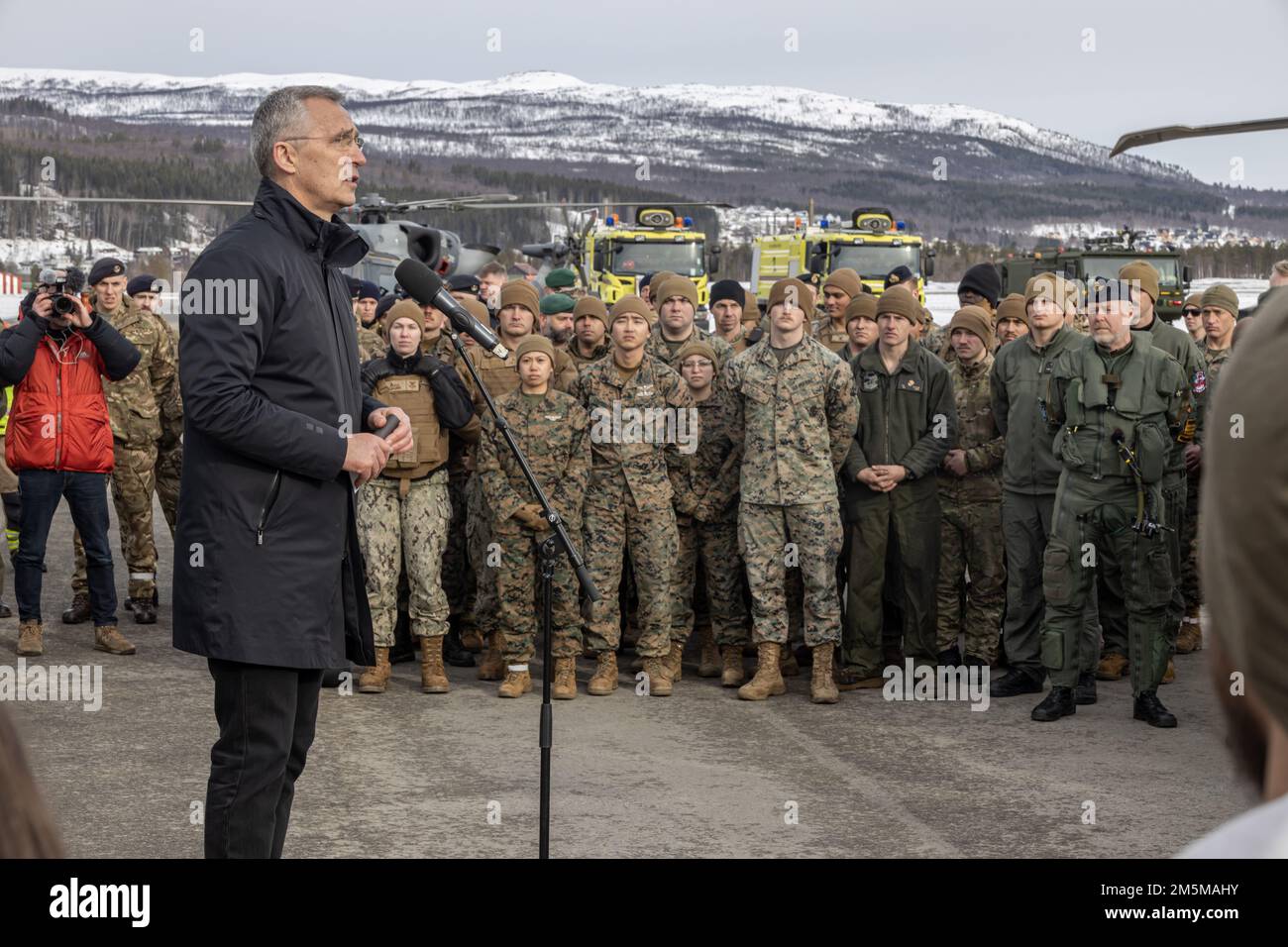 NATO-Generalsekretär Jens Stoltenberg spricht während der Übung Cold Response 2022, Luftstation Bardufoss, Norwegen, 25. März 2022 vor den Truppen. Übung Cold Response ’22 ist eine alle zwei Jahre stattfindende Übung in ganz Norwegen, an der sich jeder seiner Militärdienste sowie 26 weitere alliierte NATO-Nationen und regionale Partner beteiligen. Stockfoto