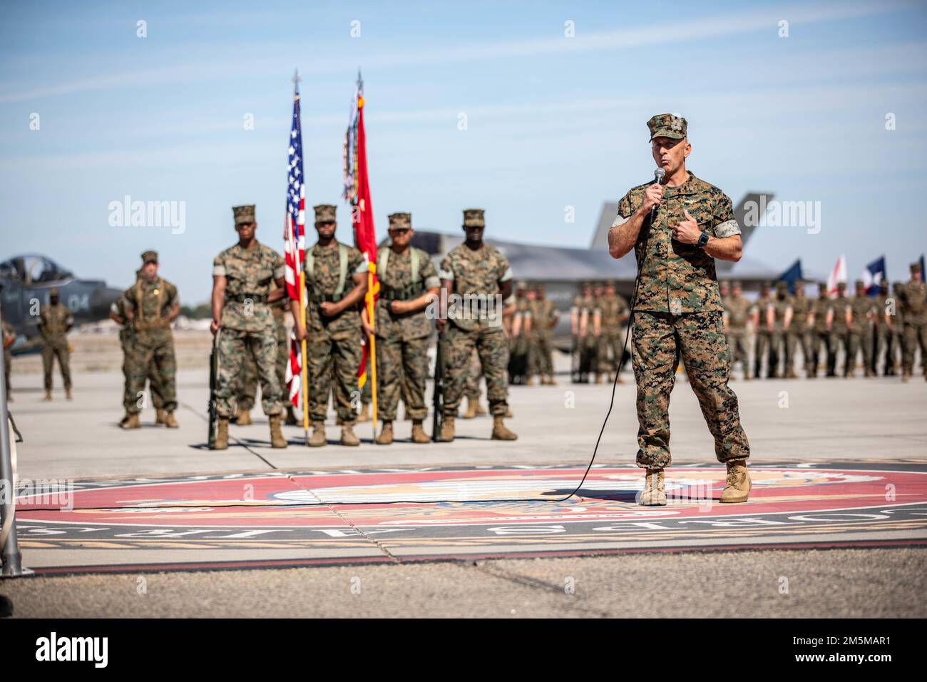 USA Oberst Chad A. Vaughn, kommandierender Offizier der Marine Aircraft Group (mag) 13, 3. Marine Aircraft Wing (MAW), gibt seine Bemerkungen während des Befehlswechsels und der Wiederernennungszeremonie für das Marine Fighter Attack Squadron (VMFA) 214 an Bord der Marine Corps Air Station Yuma, Arizona, 25. März 2022. Im Zuge des Übergangs von der AV-8B Harrier zur F-35B Lightning II wurde das Marineangriffsgeschwader 214 in VMFA 214 umbenannt. Der F-35B Lightning II ersetzt den AV-8B Harrier und bietet dem Marine Corps unübertroffene Funktionen. Der F-35B Lightning II steht für einen Sprung in die Zukunft Stockfoto