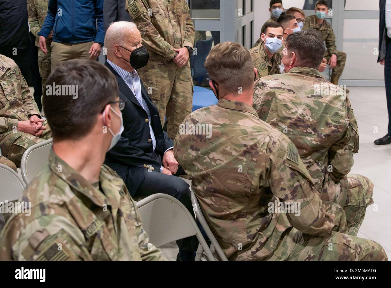 USA Präsident Joseph R. Biden Jr. sitzt bei U.S. Fallschirmjäger, die der 82. Luftwaffe während eines Besuchs in Jasionka, Polen, am 25. März 2022 zugeteilt wurden. Die 82. Luftwaffe mit Sitz in Fort Bragg, N.C., entsandte im Februar 2022 rasch nach Polen, als Teil des starken und unermüdlichen Engagements für unsere NATO-Alliierten und um von jeglicher Aggression gegen die NATO-Allianz abzuschrecken. Stockfoto