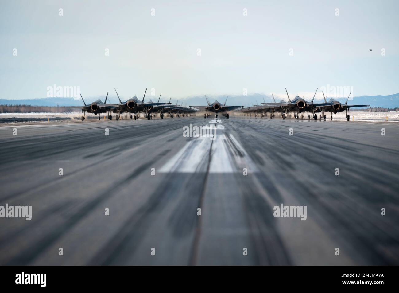 Eine Formation von 42 F-35A Lightning IIS während einer Routineübung auf der Eielson Air Force Base, Alaska, 25. März 2022. Die Formation zeigte die Fähigkeit des 354. Kampfflügels, Flugzeuge der fünften Generation unter arktischen Bedingungen schnell zu mobilisieren. Stockfoto