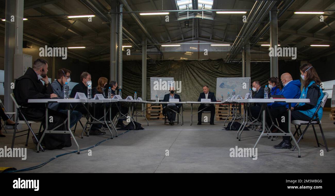 USA Präsident Joseph R. Biden Jr. und Präsident der Republik Polen Andrzej Duda erhalten ein Briefing auf der Konferenz über humanitäre Hilfe am 25. März 2022 in Jasionka (Polen). Stockfoto