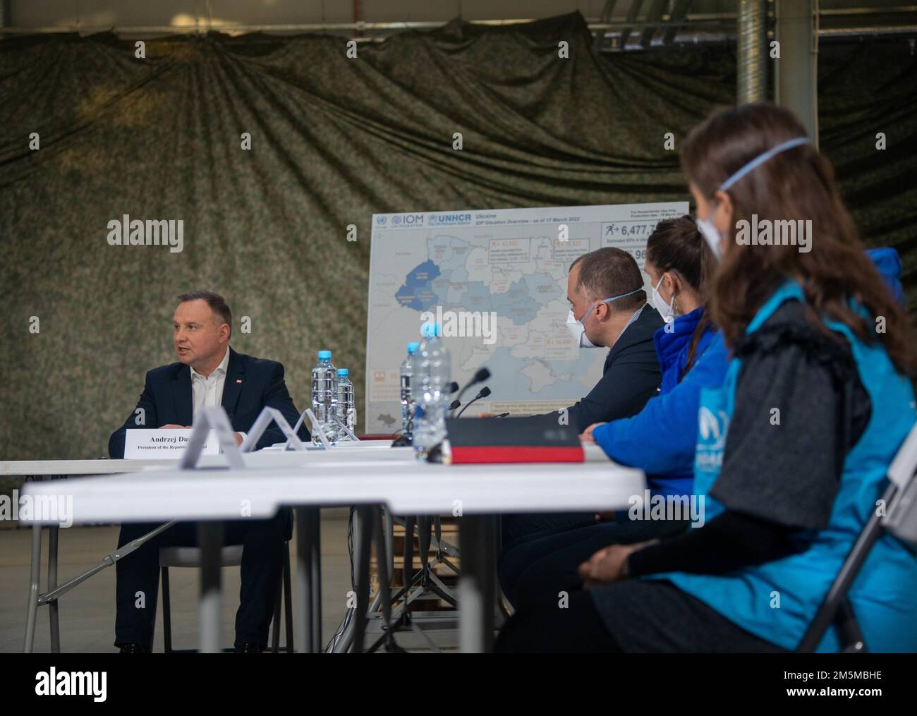 Der Präsident der Republik Polen, Andrzej Duda, erhält ein Briefing auf der Konferenz über humanitäre Hilfe, die am 25. März 2022 in Jasionka (Polen) stattfindet. Stockfoto